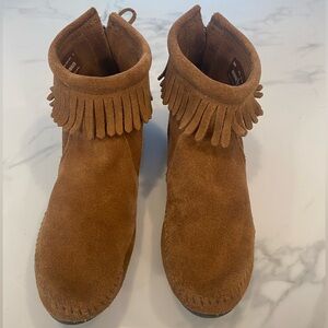 Minnetonka zip back hard sole bootie, brown women’s size 8.5